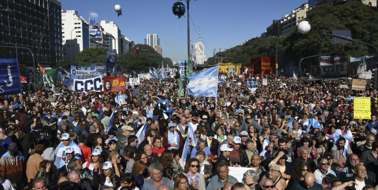 Multitudinaria protesta opositora a Macri y al FMI en Buenos Aires 