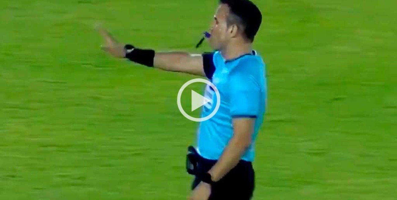 Video: el insólito momento del árbitro que no podía pitar el fin del partido por falta de aire