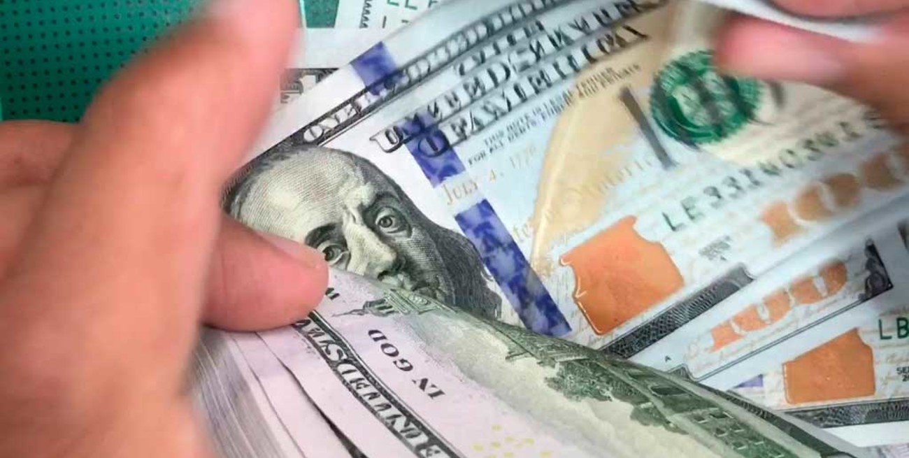Dólar hoy: abrió estable el oficial y el "blue" se vende a $ 158
