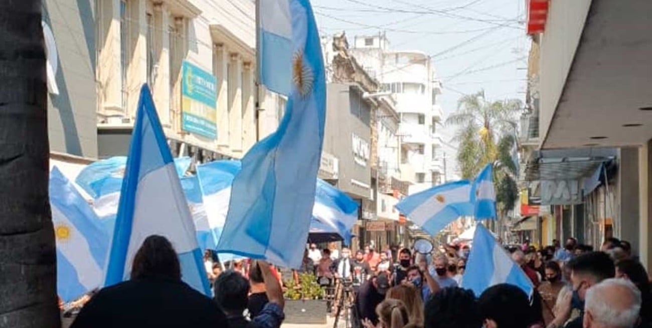 Cacerolazo del comercio de la peatonal en reclamo de poder trabajar