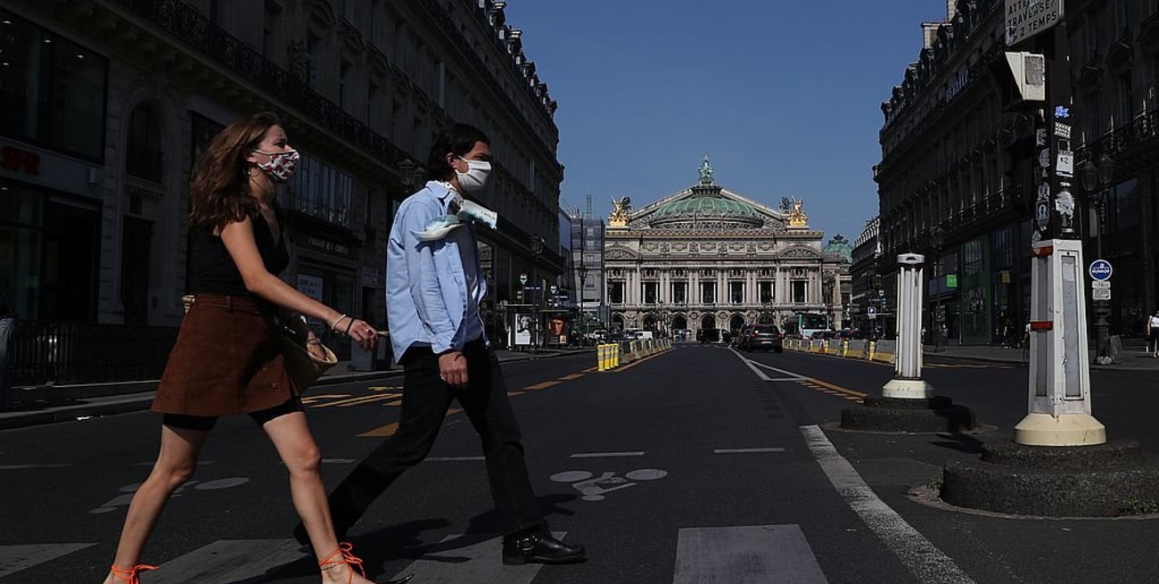 Francia amplía el toque de queda a 46 millones de habitantes ante el avance del coronavirus