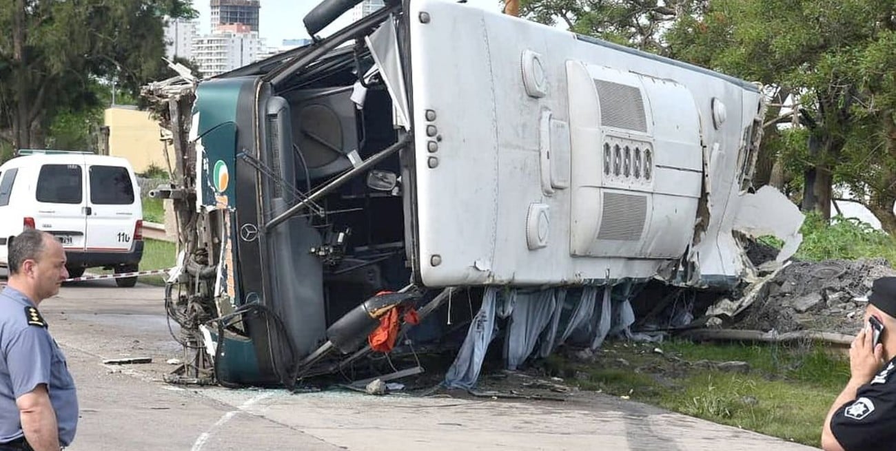 Volcó un colectivo en la avenida de la Constitución y hay varios heridos