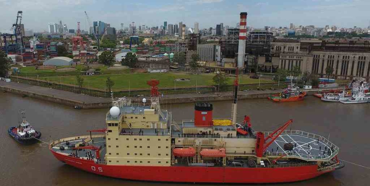 Irízar navega rumbo a la Antártida para abastecer a las bases argentinas