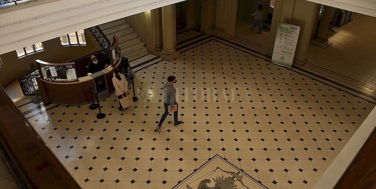 Lo encontraron en la cama con su hijastra de 9 años