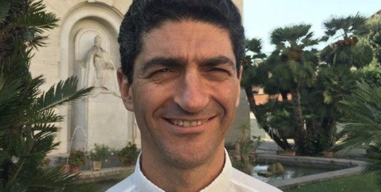 Francisco promovió a un sacerdote argentino como "número tres" de su ministerio social