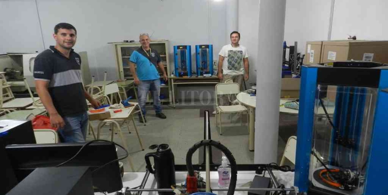 San Javier: la escuela técnica construye mascarillas con impresoras 3D