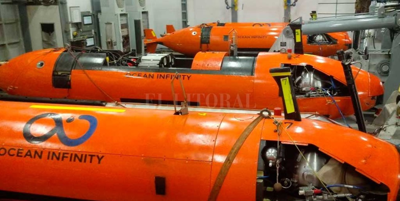 El buque a cargo de buscar al ARA San Juan vuelve al puerto a reaprovisionarse 