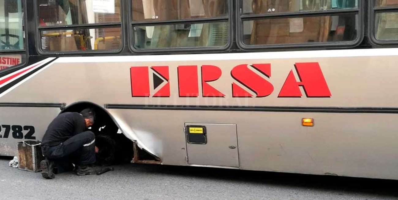 Un colectivo "perdió" una rueda en el camino
