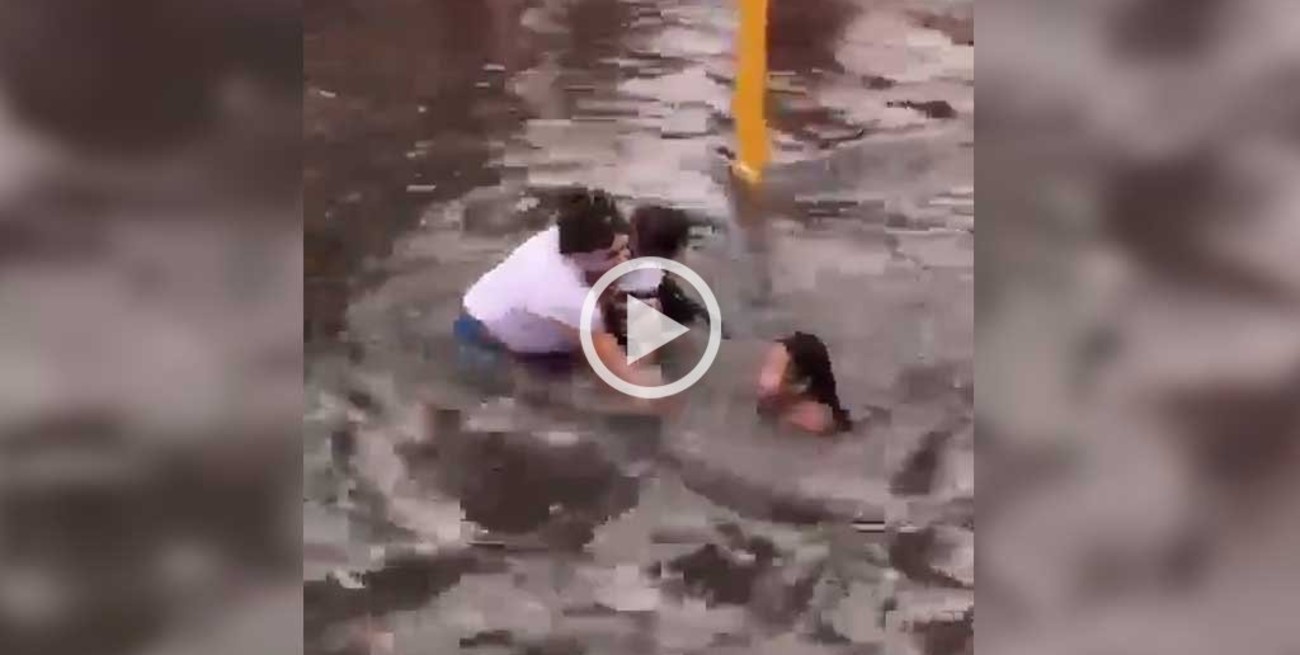 Video: una nena casi es arrastrada por el agua tras temporal en Lomas de Zamora