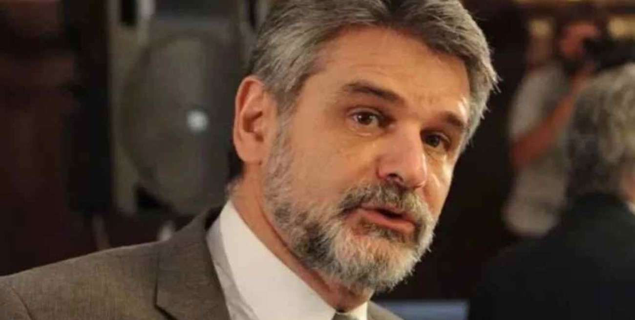 Video: escracharon a Daniel Filmus en un vuelo