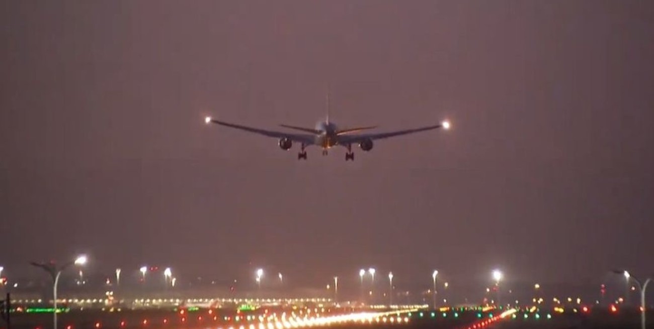 Video: el avión de Air Canadá con problemas en el tren de aterrizaje descendió sin problemas en Madrid