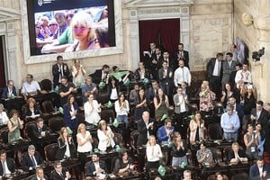 Télam Un grupo de legisladoras enarboló sus pañuelos verdes, ante el anuncio del proyecto de legalización del aborto.