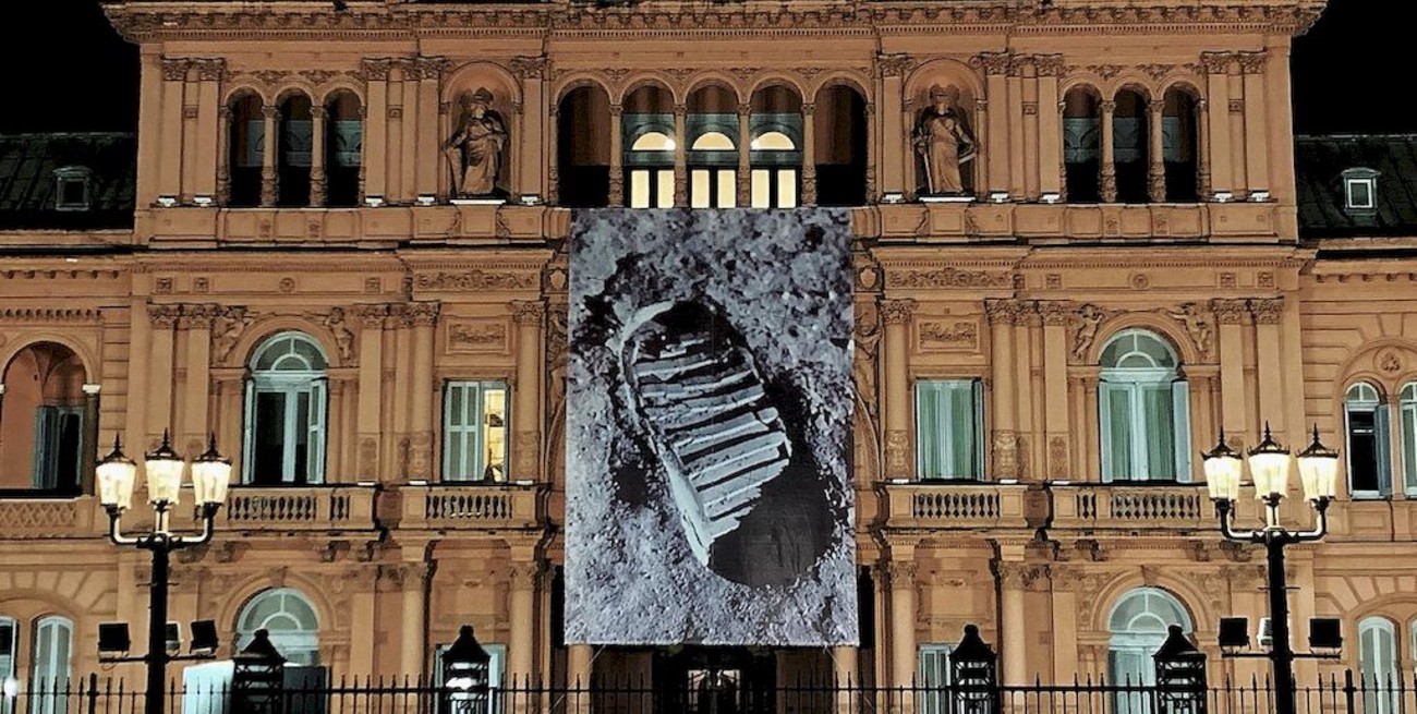 La Casa Rosada amaneció con una gigantografia de la famosa pisada humana en la luna
