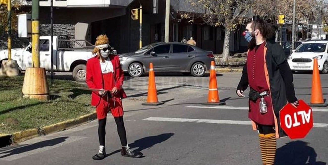 Payasos varados en Santa Fe alegran las caminatas recreativas
