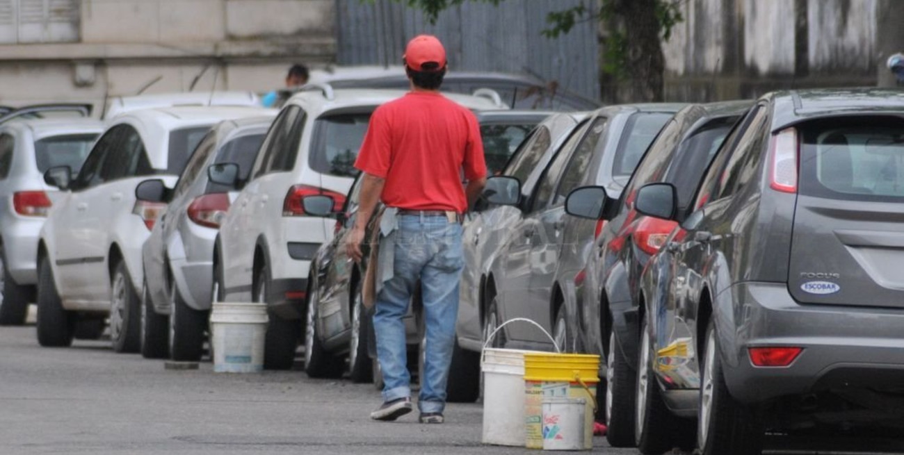 Registrados y sin exigir plata: plantean una vía inclusiva para los cuidacoches