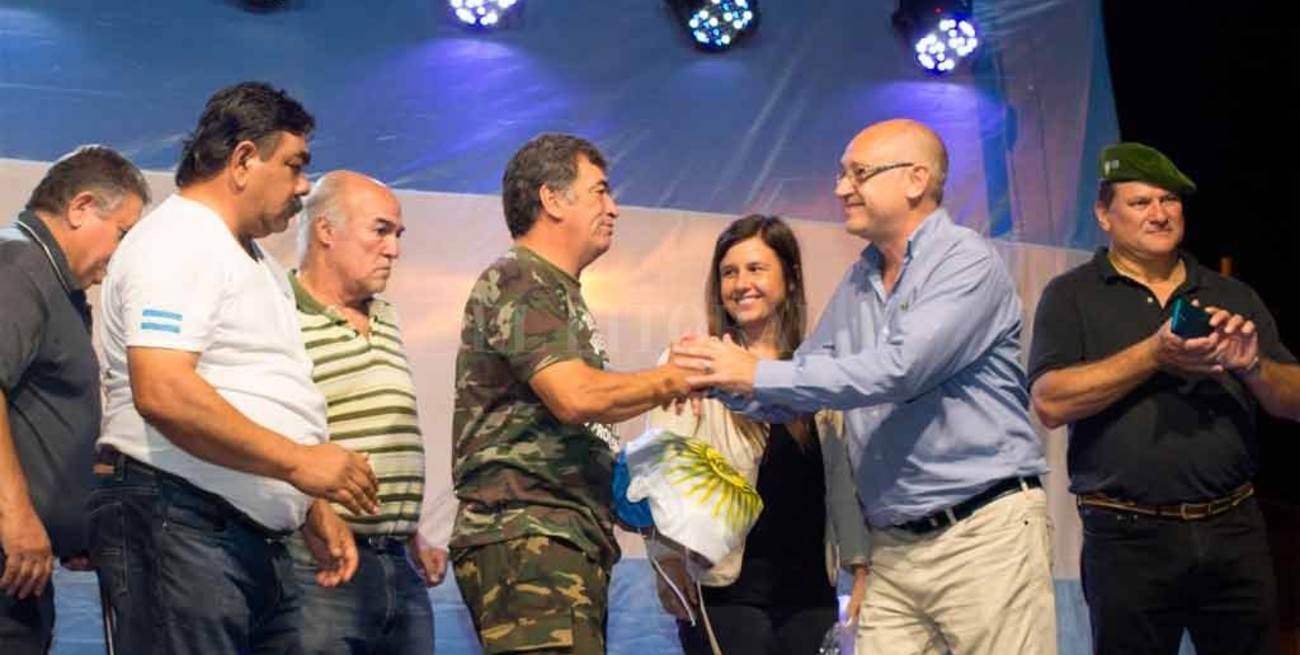 Vigilia por Malvinas: el municipio donó una bandera al Centro de Ex Combatientes