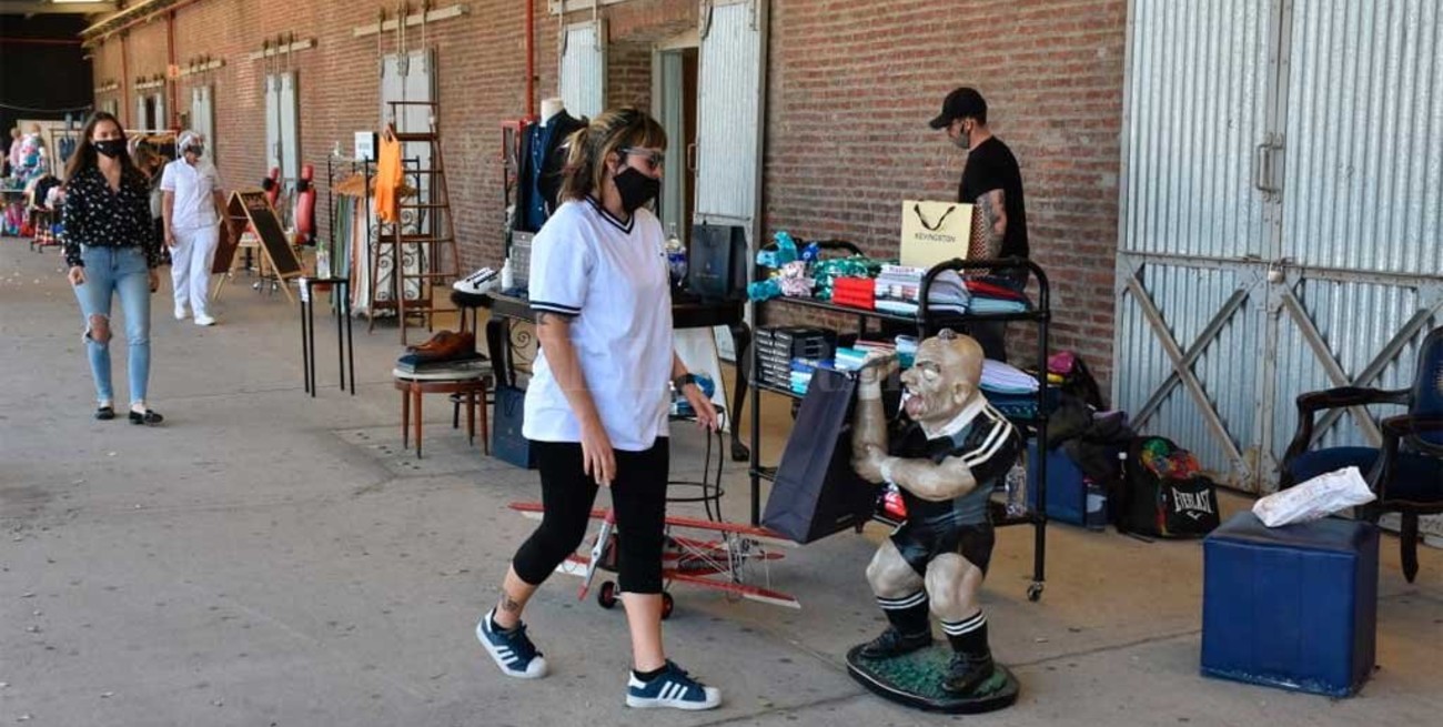 Comerciantes del shopping La Ribera atienden a cielo abierto