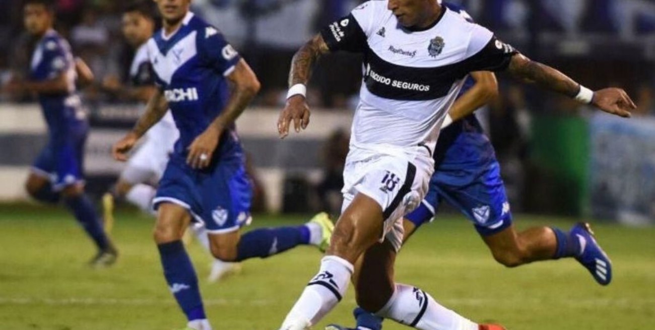 Lucas Barrios seguirá en Gimnasia y Esgrima La Plata