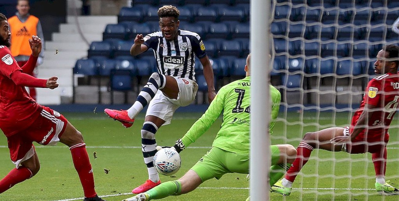 El escolta empató y el Leeds de Bielsa sigue solo en la punta