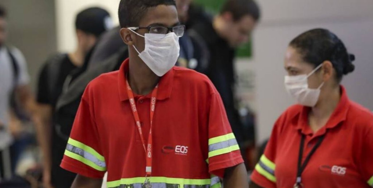 Brasilia suspende clases, eventos y obliga a bares a separar mesas a dos metros de distancia