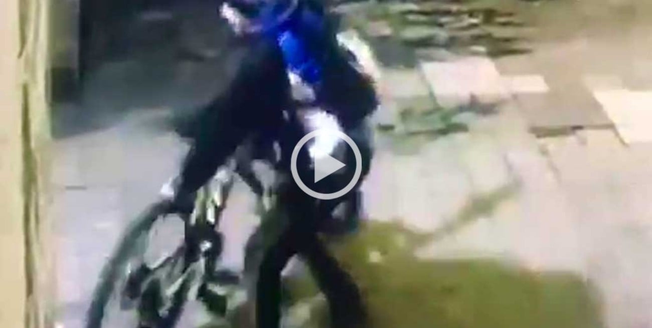 Video: por los techos de una casa se roban una bicicleta