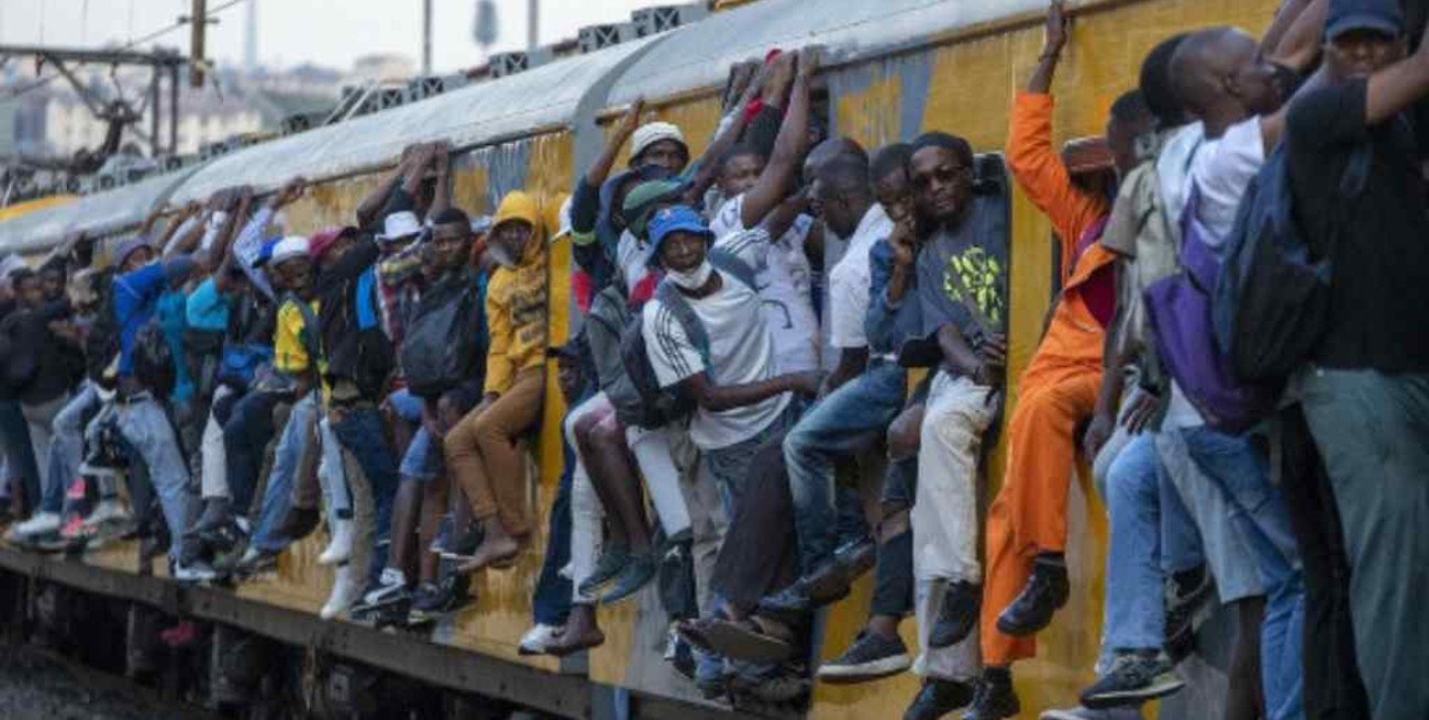 Sudáfrica aún "no está fuera de peligro" por el coronavirus, aunque ve signos positivos