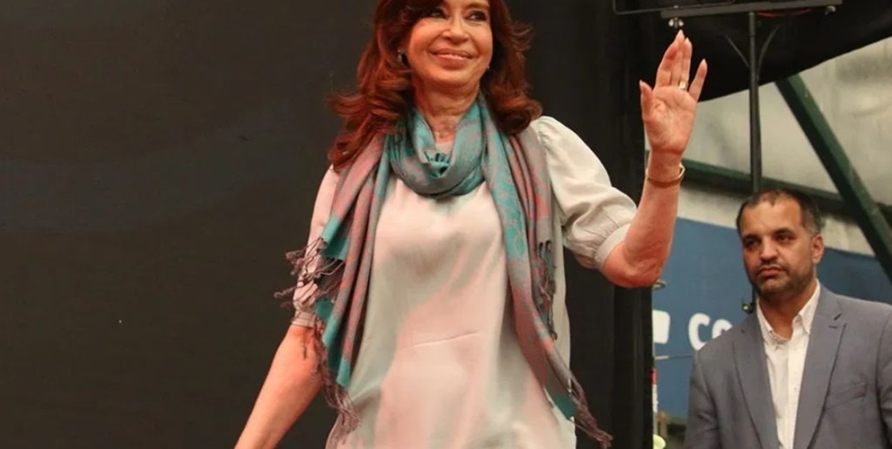 Cristina Fernández llegó al Congreso y saludó a la militancia que la esperaba en la plaza
