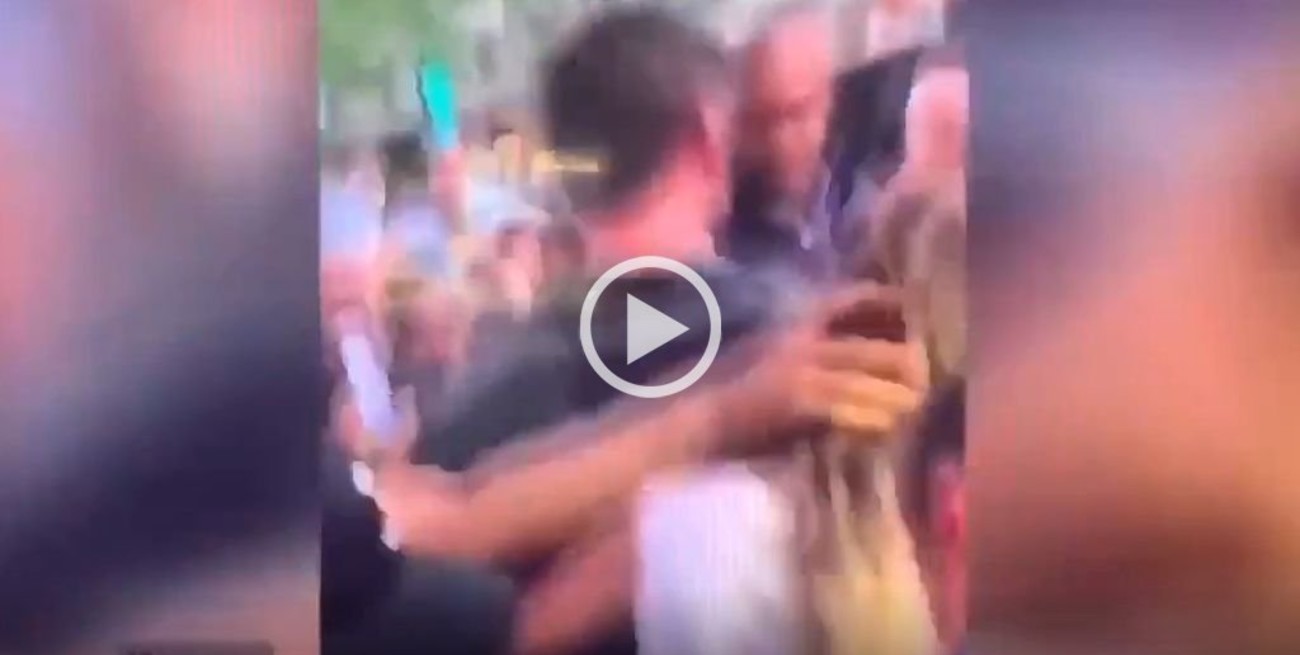 Miley Cyrus compartió un video donde un hombre la agarra e intenta besarla sin su consentimiento