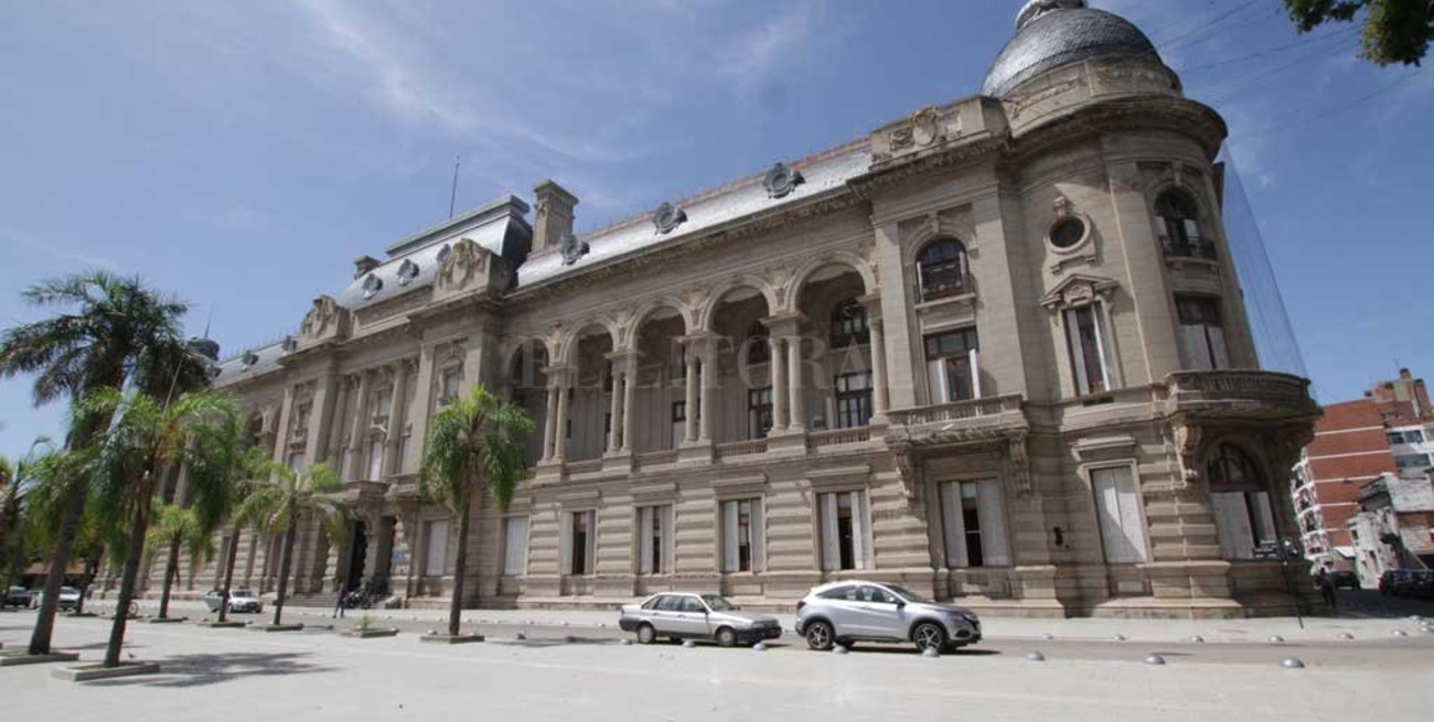 Suspenden en Santa Fe reuniones oficiales multitudinarias en lugares cerrados