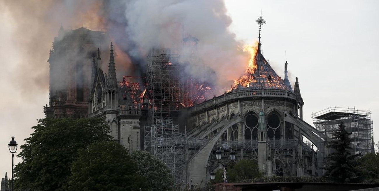 Dos grupos empresariales donarán 300 millones de euros para reconstruir Notre Dame 