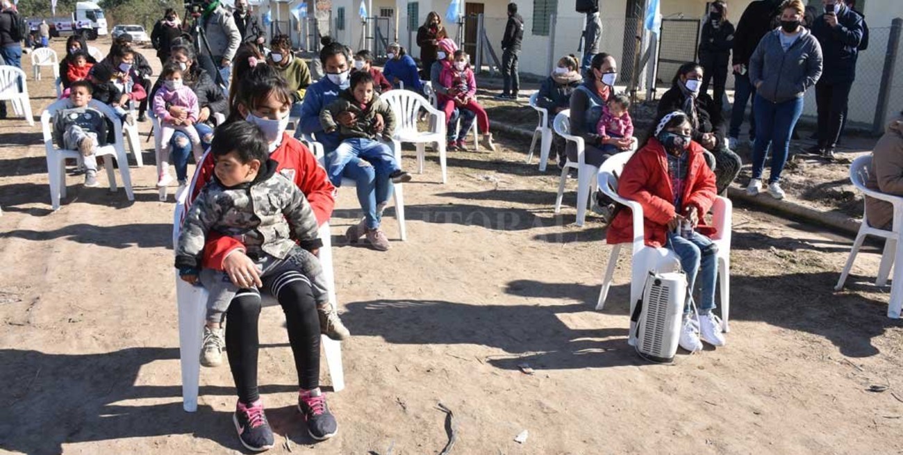 20 familias de Jesuitas recibieron su primera vivienda de material