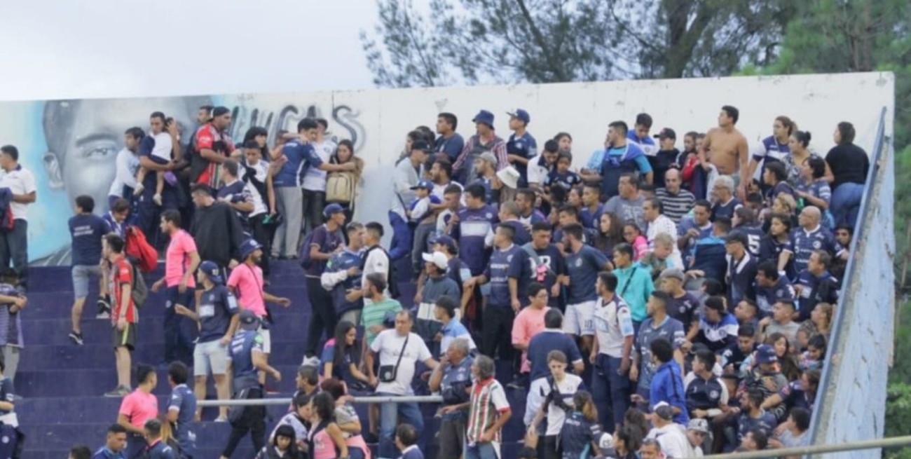 Sancionaron a Independiente Rivadavia con la quita de un punto por los incidentes en el partido contra Atlanta