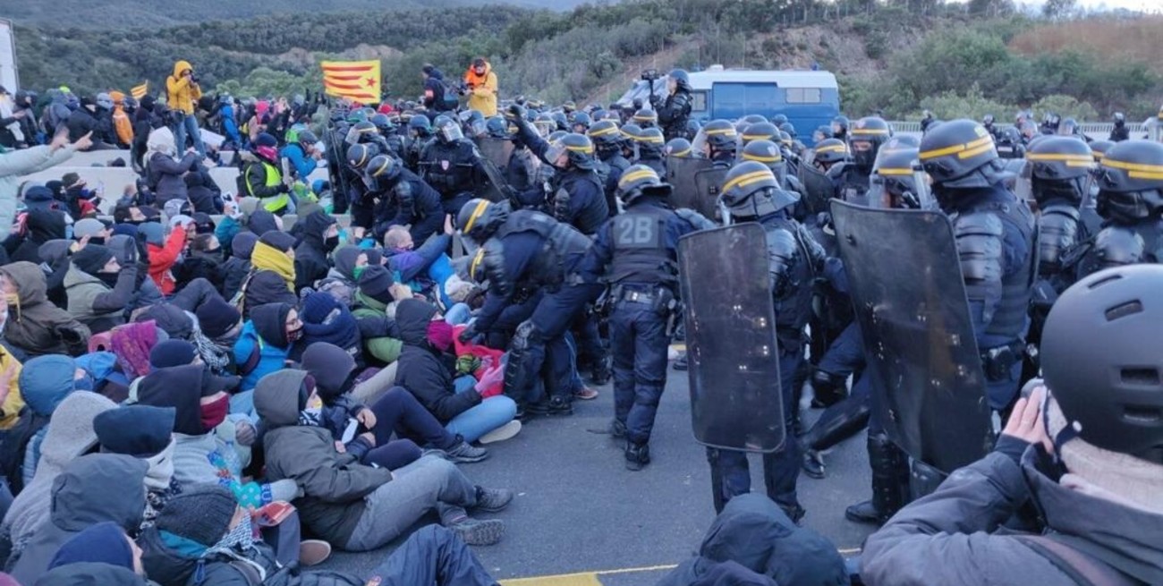 La policía francesa desaloja a independentistas que cortaban paso entre España y Francia