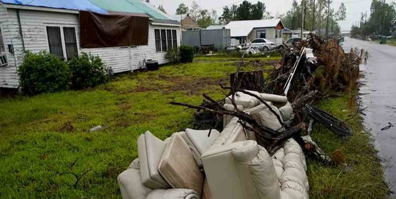 Delta se degrada a tormenta tropical en su paso por Luisiana