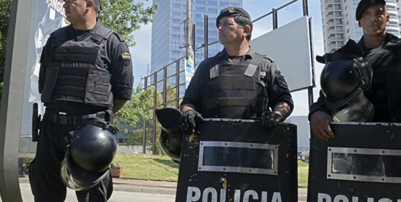 Uruguay: analizan posible "cuarentena general" y la policía patrulla las calles