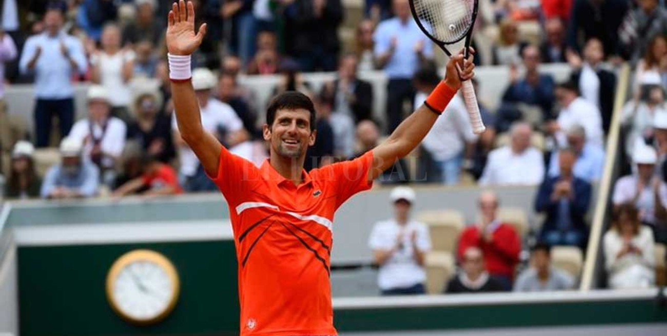 Djokovic avanza sin problemas en Roland Garros