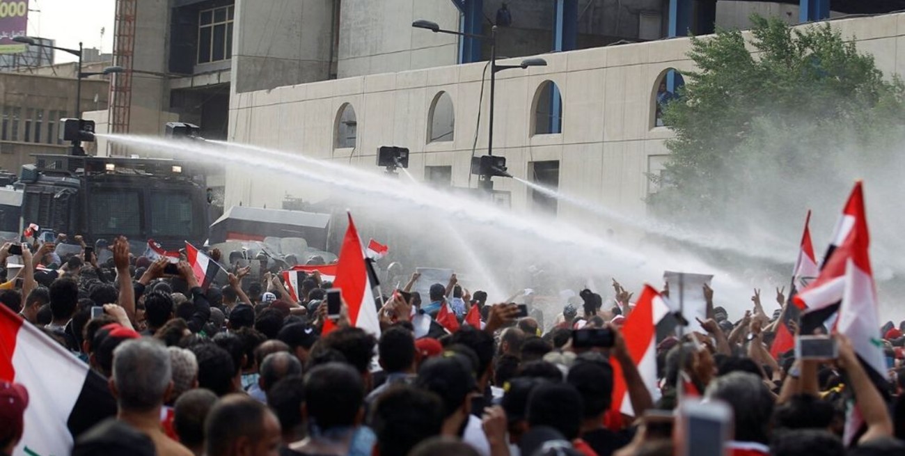 Otros dos muertos y el bloqueo de Internet agitan las masivas protestas en Irak