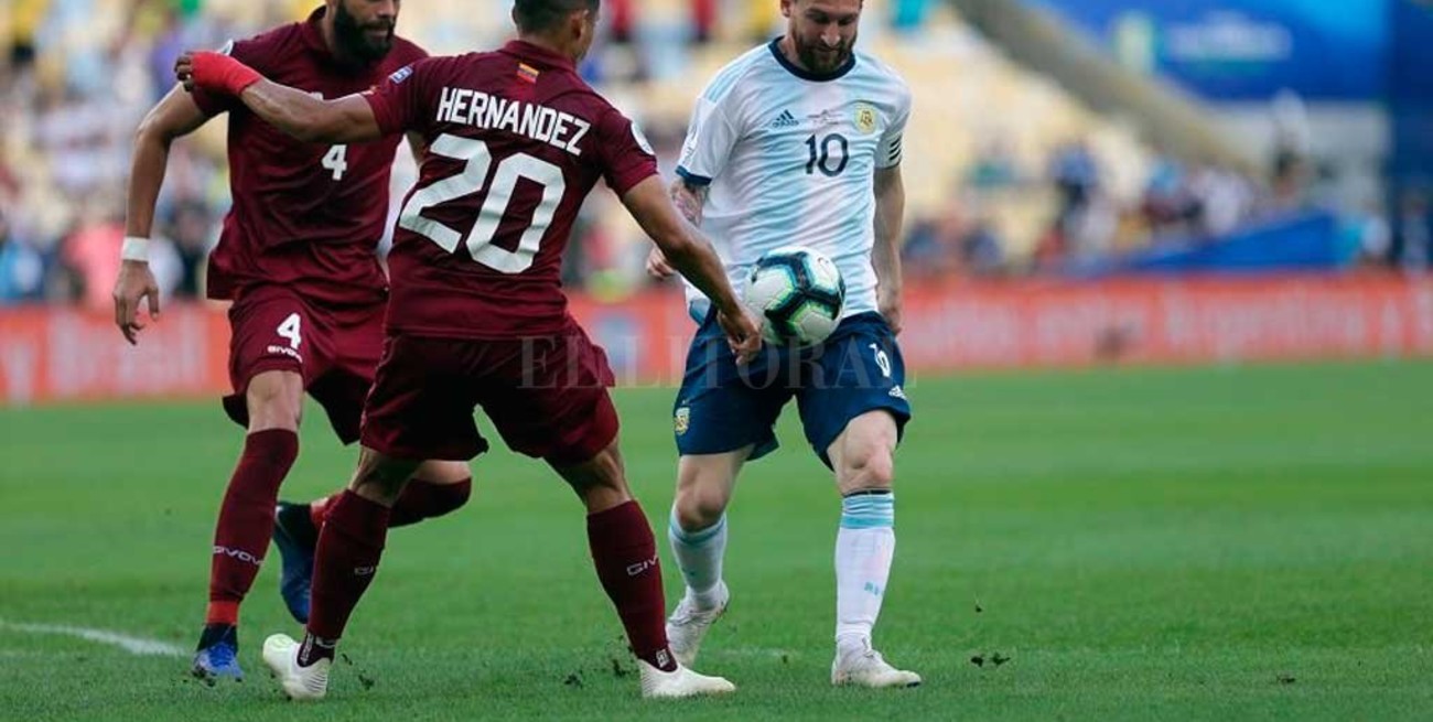 Con poco de Messi y una dupla de "9" que surgió de la necesidad