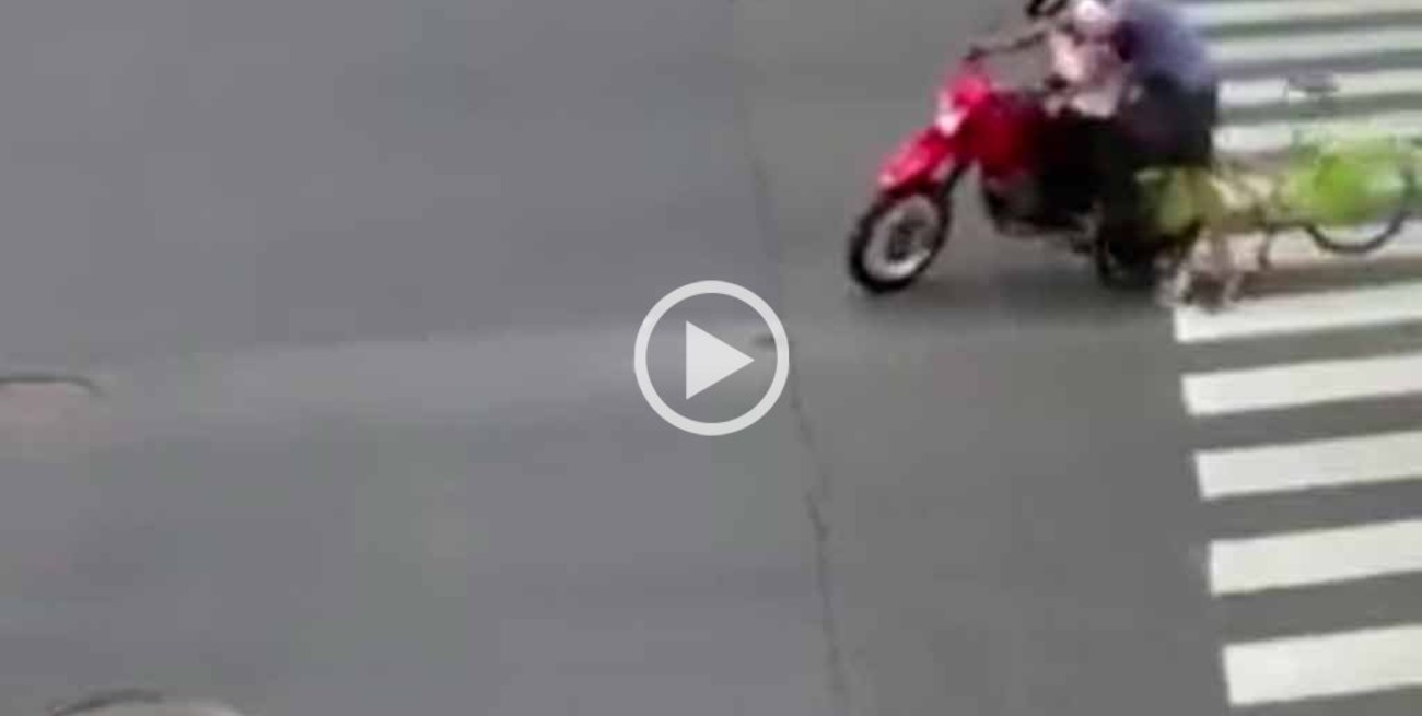 Video: ciclista persiguió y agarró al motochorro que le robó