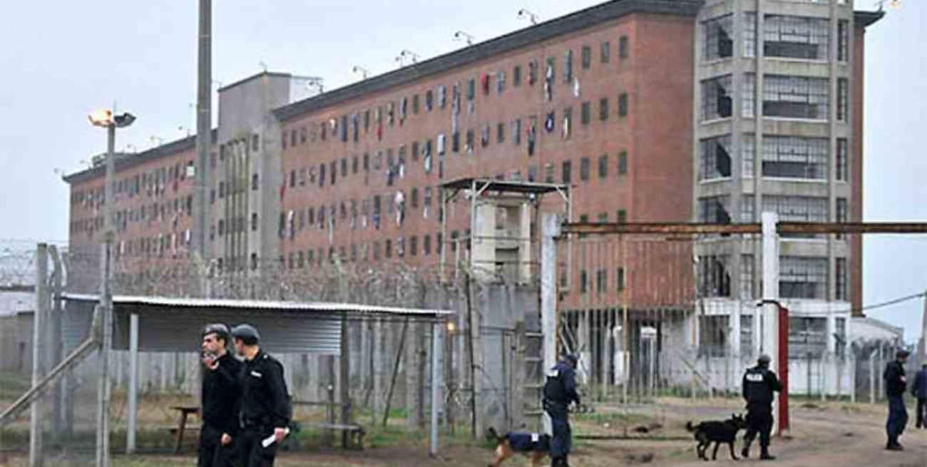 Uruguay: más de 30 policías aislados tras confirmarse 8 positivos en un penal