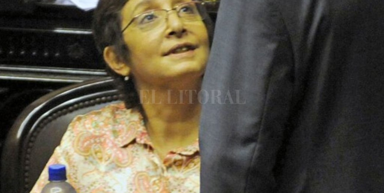 La senadora Mirkin se llamó a silencio obre la denuncia contra su primo