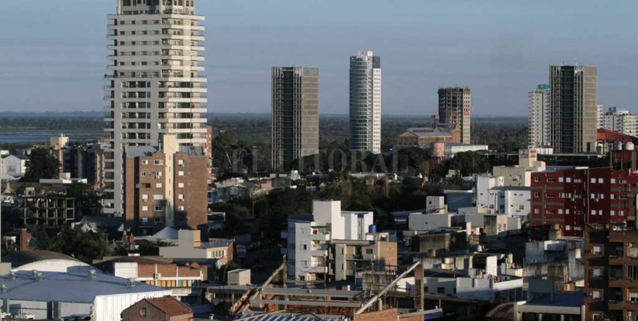 Sábado de mucho calor en la ciudad, a la espera del refresco y la lluvia