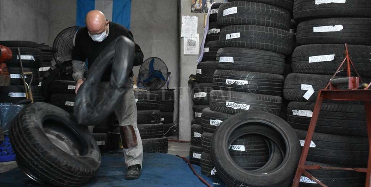 Con demoras burocráticas e incertidumbre abren las gomerías sólo para esenciales