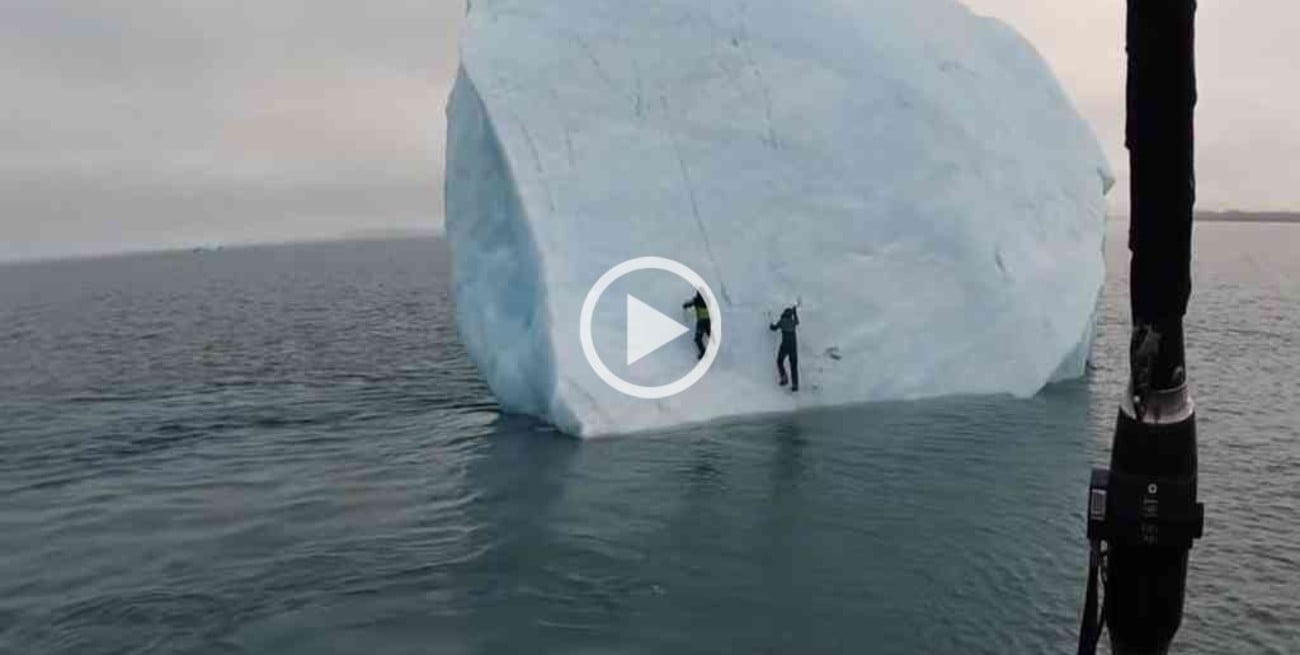 Impactante: un gran iceberg se volcó sobre dos exploradores cuando intentaban escalarlo