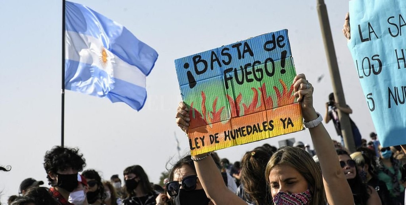 Manifestantes volvieron a cortar el puente Rosario-Victoria contra la quema de pasto en las islas