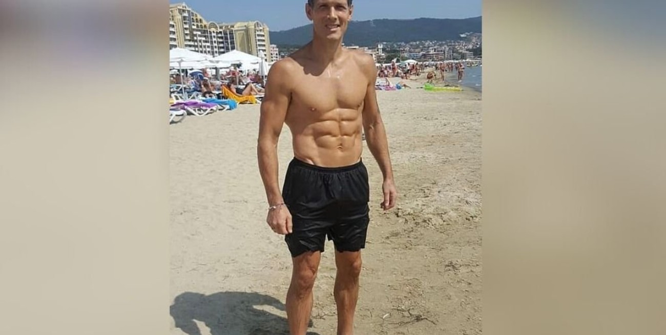 Tiene 56 años y es abuelo de siete nietos, pero lo confunden con alguien de 30