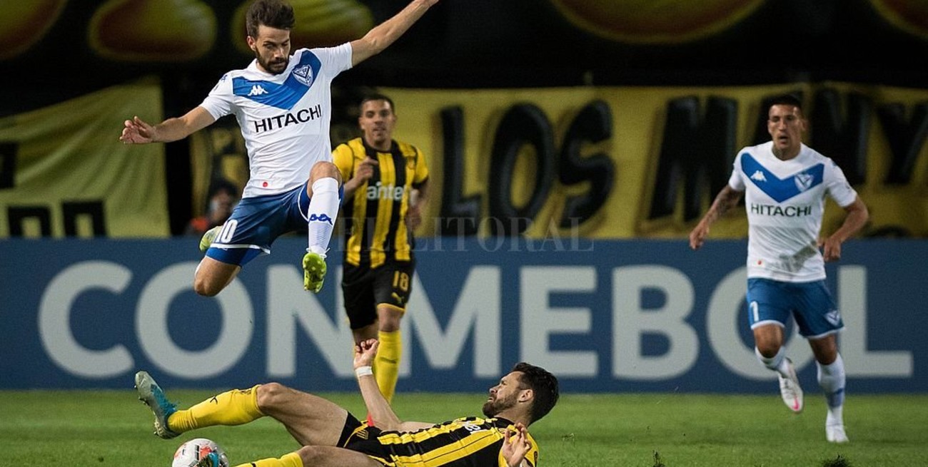 Vélez pasó a octavos tras empatar con Peñarol en Ucruguay