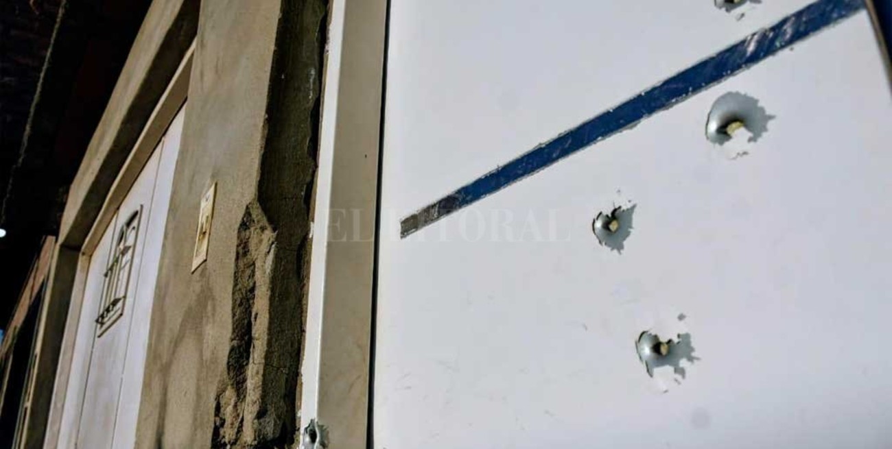 Se asomó por la ventana de la casa y la mataron a balazos