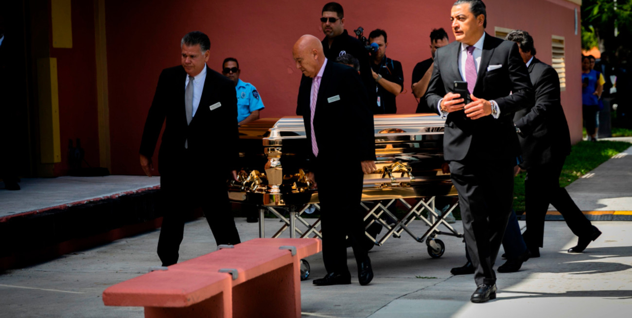 Dolor y reconocimiento en la despedida a José José en Miami