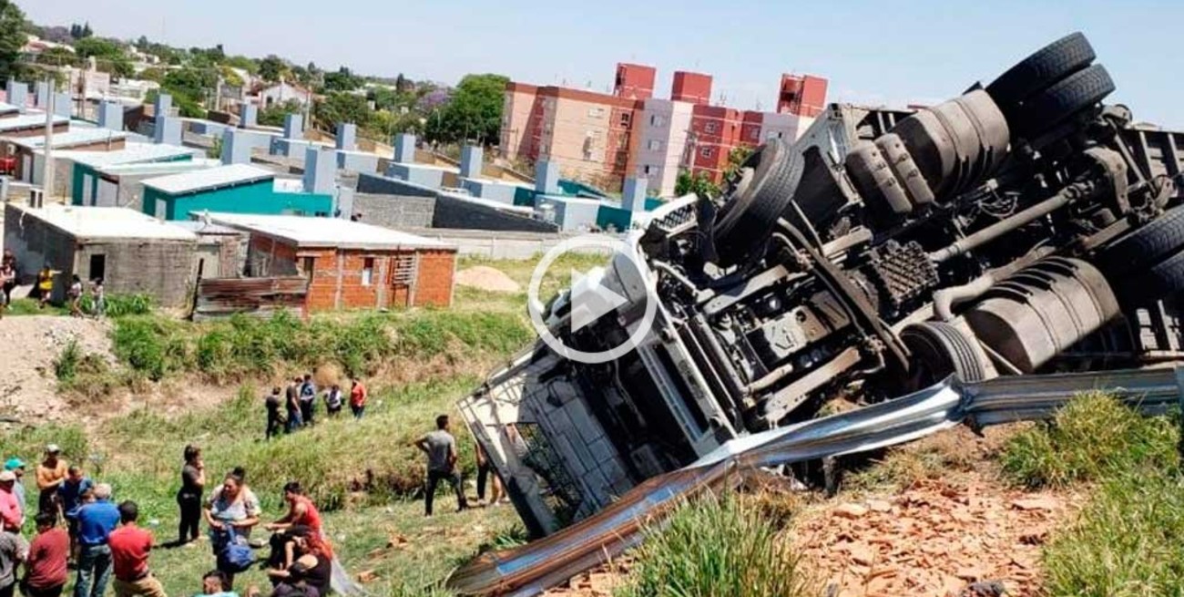 Video: volcó un camión en Córdoba y un grupo de personas "arrasó" con la carga
